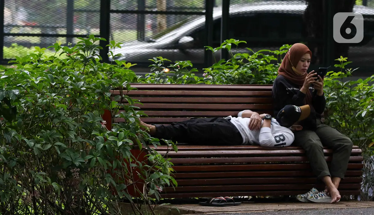 Pengunjung menikmati suasana Taman Tebet Eco Park, Jakarta, Rabu (1/2/2023). Pemerintah Provinsi (Pemprov) DKI Jakarta terus mendorong penghijauan di seluruh wilayah. (Liputan6.com/Herman Zakharia)
