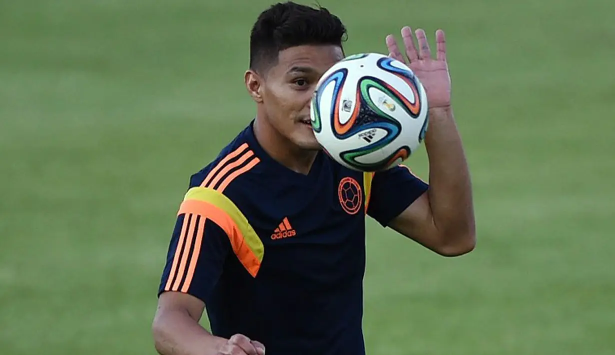 Pemain depan Timnas Kolombia, Teofilo Gutierrez memainkan si kulit bundar dalam sesi latihan di Universitas Fortaleza, (3/7/2014). (AFP PHOTO/Eitan Abramovich)