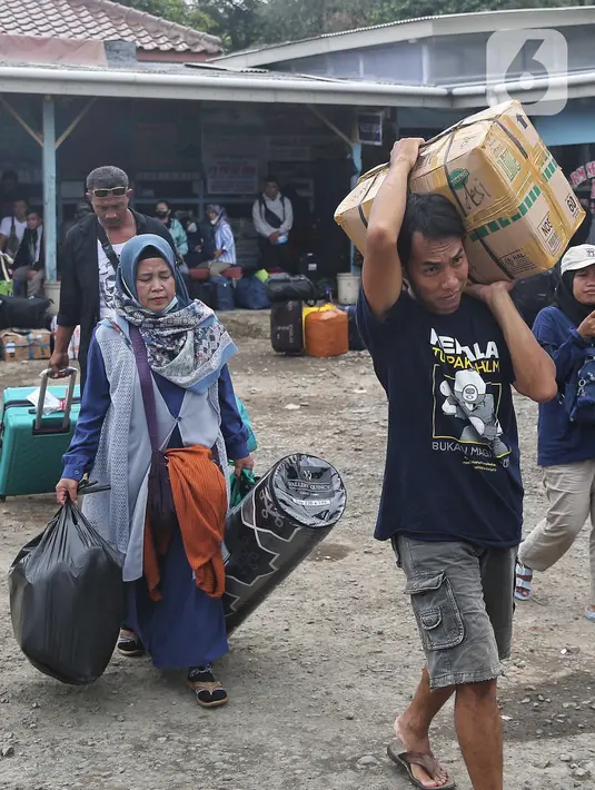 Calon pemudik mulai memadati terminal tersebut untuk mudik lebih awal agar terhindar dari kemacetan dan kenaikan harga tiket bus. (Liputan6.com/Angga Yuniar)