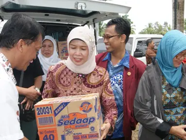 Citizen6, Pandeglang: Ketua TP PKK Pandeglang Hj. Siti Erna Erwan salurkan bantuan sembako dan obat-obatan melalui Camat Sobang Widodo bagi korban banjir di Desa Bojen, Kecamatan Subang.(Pengirim: Ade Setiawan)