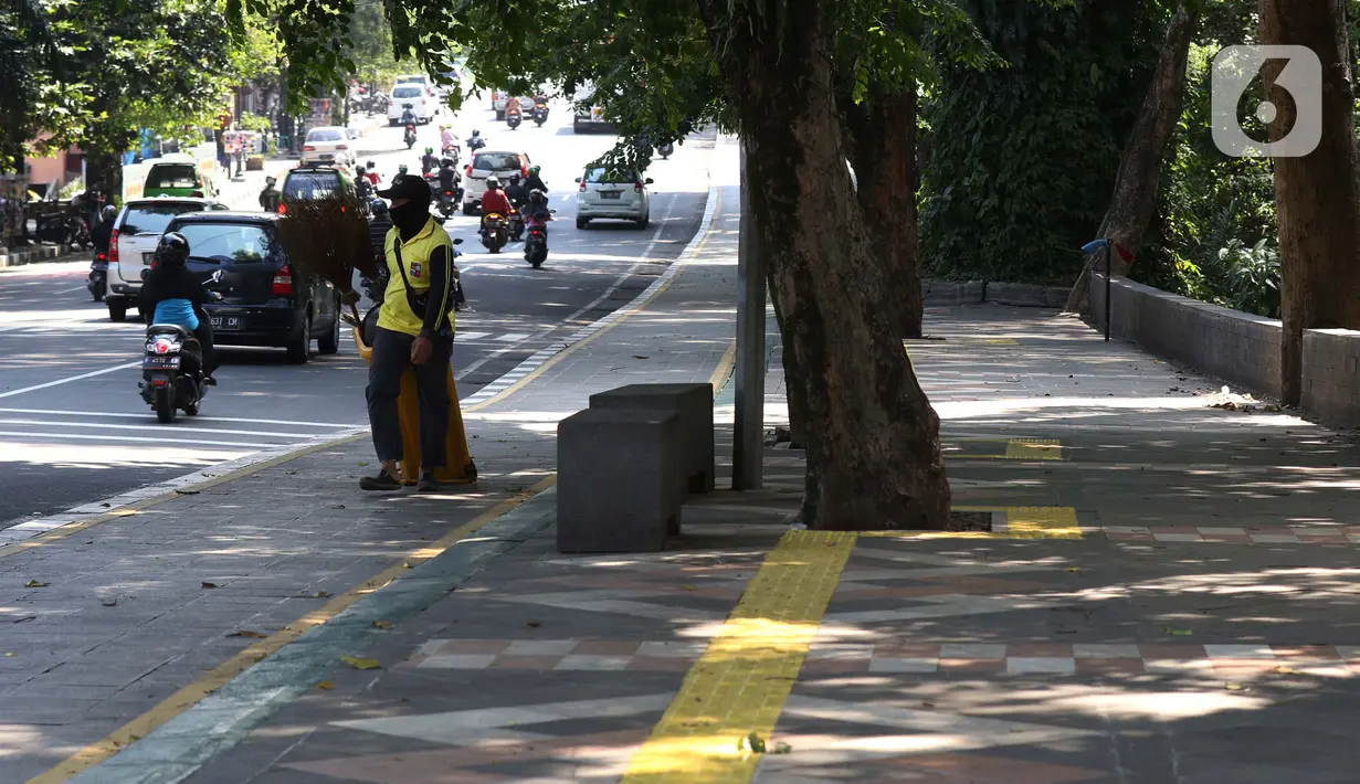 Petugas kebersihan di pedestrian seputaran Istana dan Kebun Raya Bogor, Jawa Barat, Sabtu (19/9/2020). Sebagai upaya pencegahan penularan COVID-19, Pemkot Bogor menutup sementara pedestrian seputaran Istana dan Kebun Raya Bogor pada Sabtu dan Minggu di masa PSBMK. (Liputan6.com/Helmi Fithriansyah)