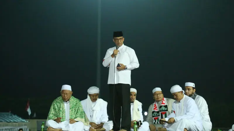 Gubernur Terpilih DKI Jakarta Anies Baswedan menghadiri Milad FPI di Stadion Sepak Bola Kamal, Kapuk Kamal, Jakarta Utara. 