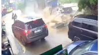 Detik-detik tembok kawasan gudang milik Dinas Sumber Daya Air (SDA) Jakarta di Pasar Minggu, Jaksel jebol saat hujan deras, Rabu (21/5/2025). Insiden itu terekam kamera warga dan viral di media sosial. (Foto: Istimewa/Instagram @infojkt24)