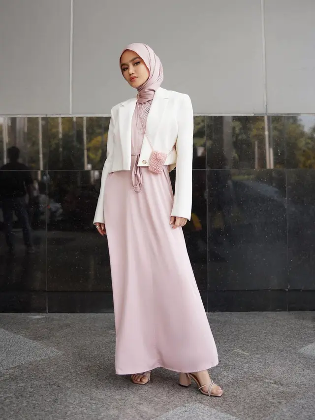 6 Gaya Berhijab Selebgram Sashfir yang Minimalis, Sedang Digemari Gen Z