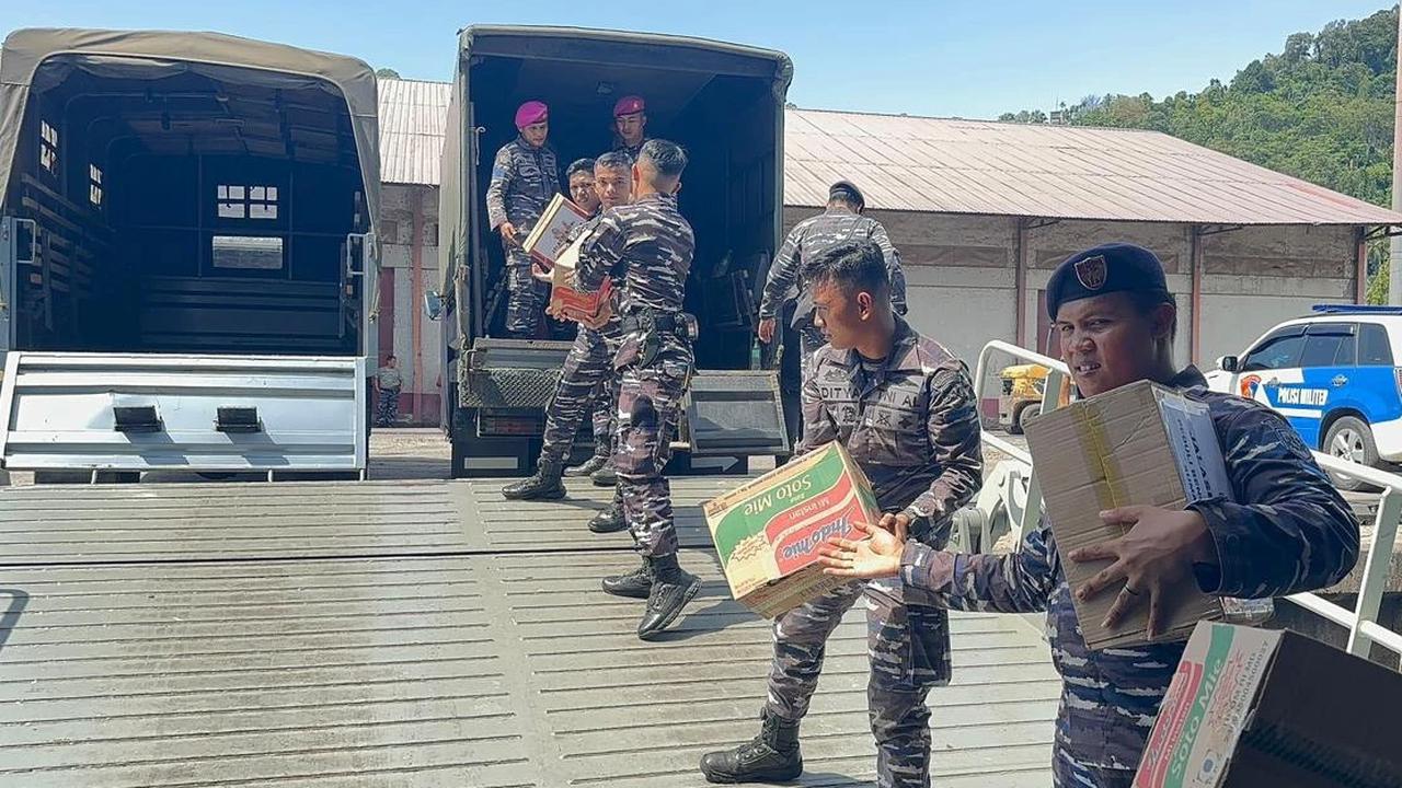 FOTO: TNI AL Tingkatkan Distribusi Bantuan Kemanusiaan di Sumatera