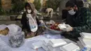 Sukarelawan menyiapkan makanan berbuka puasa gratis untuk orang-orang yang membutuhkan selama bulan puasa suci Ramadan di Kabul, Afghanistan, Kamis (7/5/2020). Muslim di seluruh dunia melewati Ramadan tahun ini di tengah pandemi virus corona COVID-19 dan PHK. (AP Photo/Rahmat Gul)