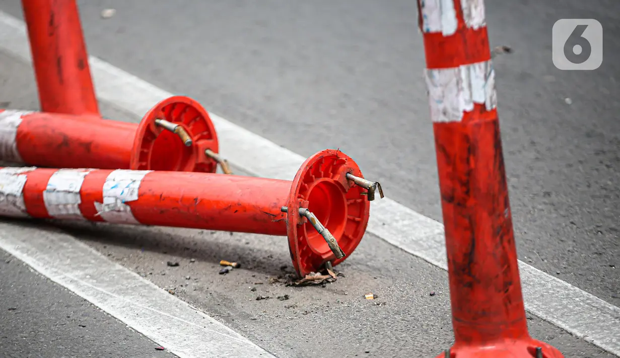 Sejumlah stick cone pembatas jalur sepeda rusak di kawasan Salemba Raya, Jakarta, Jumat (18/11/2022). Stick cone yang terpasang sejak September lalu tersebut terlihat sudah rusak dan tidak terpasang dengan benar, Pemerintah Provinsi DKI menghapus anggaran Rp 38 miliar untuk pembangunan sekitar 500 kilometer jalur sepeda dari rancangan anggaran pendapatan dan belanja daerah (RAPBD) DKI tahun 2023. (Liputan6.com/Faizal Fanani)
