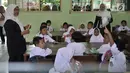 Dua guru mendampingi murid yang mengikuti aktivitas belajar mengajar di SDN Jatinegara Kaum 15 Pagi, Jakarta, Senin (15/7/2019). Sebanyak 32 anak menjadi murid baru SDN tersebut pada hari pertama masuk sekolah tahun ajaran 2019/2020. (merdeka.com/Iqbal S Nugroho)