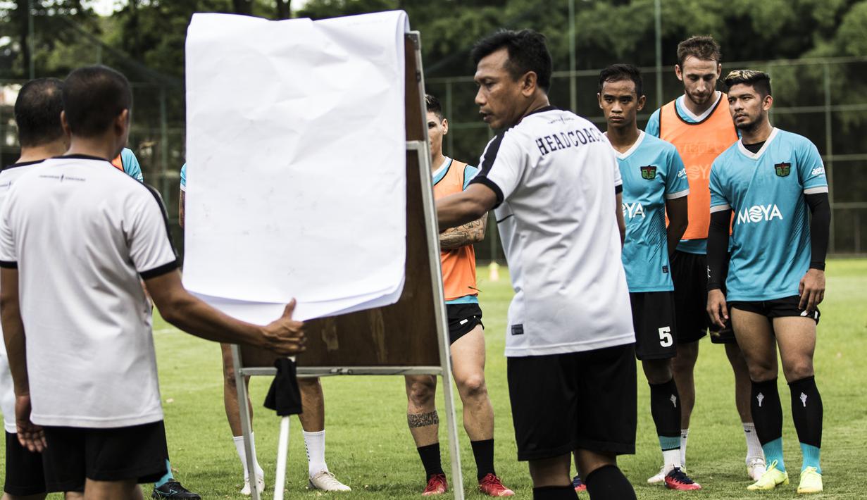 Pelatih Persita Tangerang, Widodo C Putro, memberikan instruksi saat latihan di Lapangan SPH Karawaci, Tangerang, Rabu (29/1). Latihan ini merupakan persiapan jelang Liga 1 Indonesia 2020. (Bola.com/Vitalis Yogi Trisna)