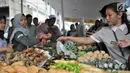 Warga berburu makanan dan minuman untuk berbuka puasa atau takjil di kawasan Bendungan Hilir, Jakarta, Kamis (17/5). Kawasan Bendungan Hilir atau Benhil menjadi tempat warga berburu takjil setiap Ramadan. (Merdeka.com/Iqbal Nugroho)