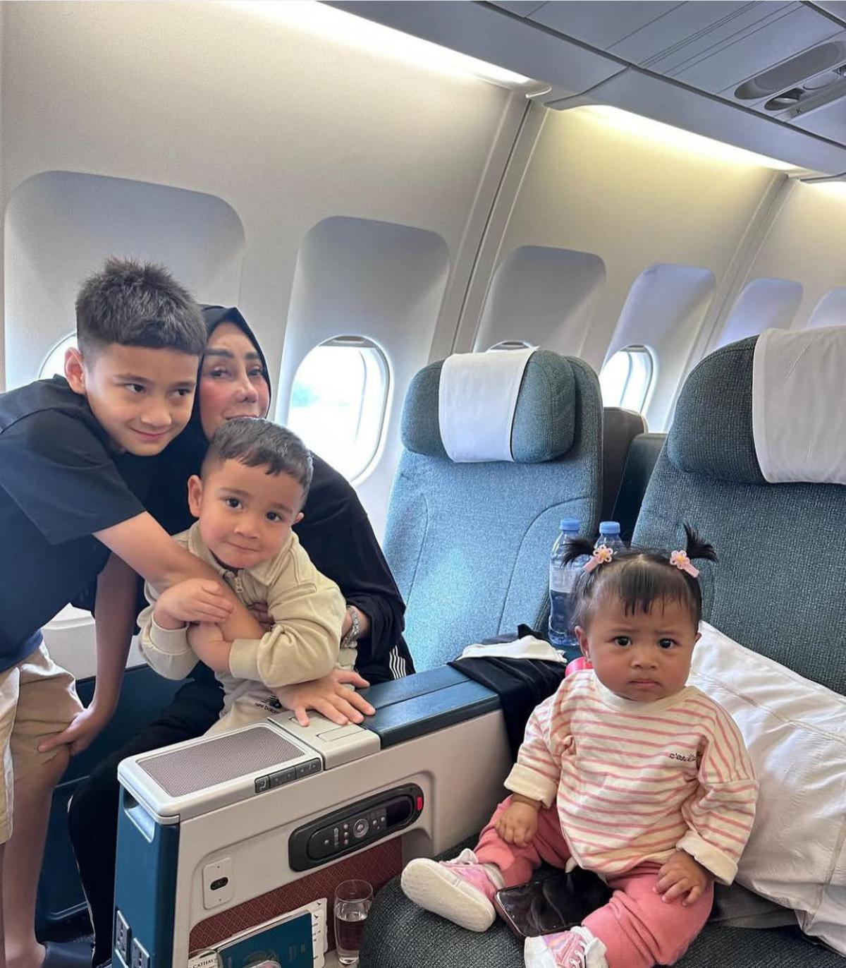 Lily Tak Digendong, Mama Amy Peluk Rafathar dan Cipung, Netizen Beri Sorotan Tajam