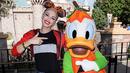 Tidak berkostum seram, Gwen Stefani merayakan Halloween dengan mengunjungi Disneyland dan memakai hias kepala berbentuk kuping Minney Mouse dan berfoto dengan Donald Duck. (doc.Hollywoodlife.com)
