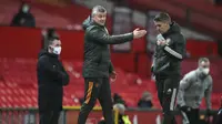 Manajer Manchester United (MU) Ole Gunnar Solskjaer memberikan instruksi dalam laga kontra Leeds United pada pekan ke-14 Liga Inggris di Old Trafford, Senin (21/11/2020) dini hari WIB. (Nick Potts/Pool via AP)