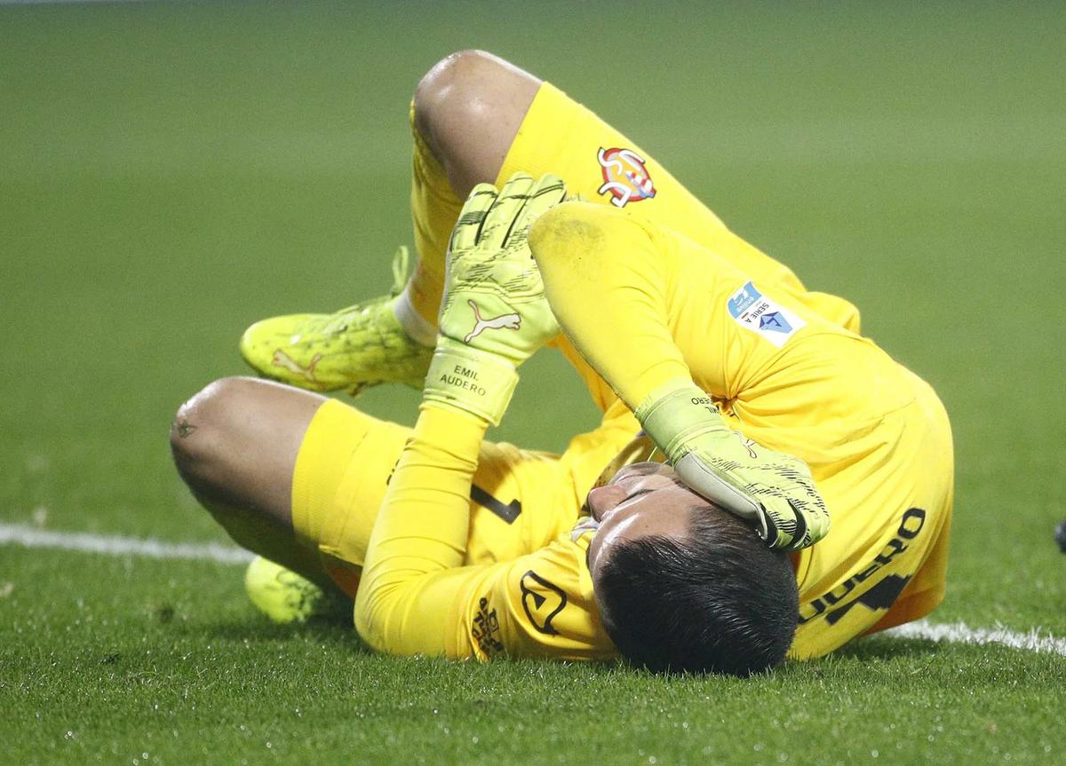 FOTO: Kiper Timnas Indonesia Emil Audero Jadi Korban Insiden Flare di Laga Cremonese Kontra Inter Milan
