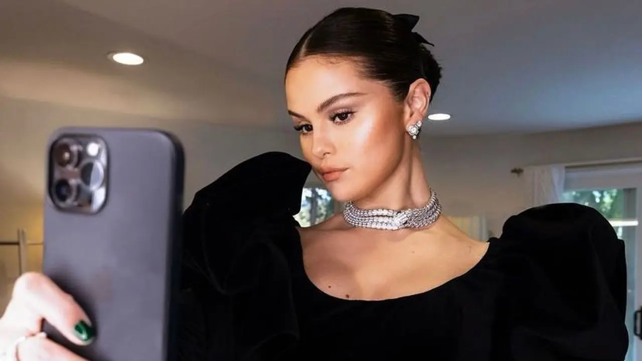 Pakai Kalung Mewah Rp14 M, Selena Gomez Pilih Tampil Tanpa Alas Kaki di Panggung SAG Awards 2022