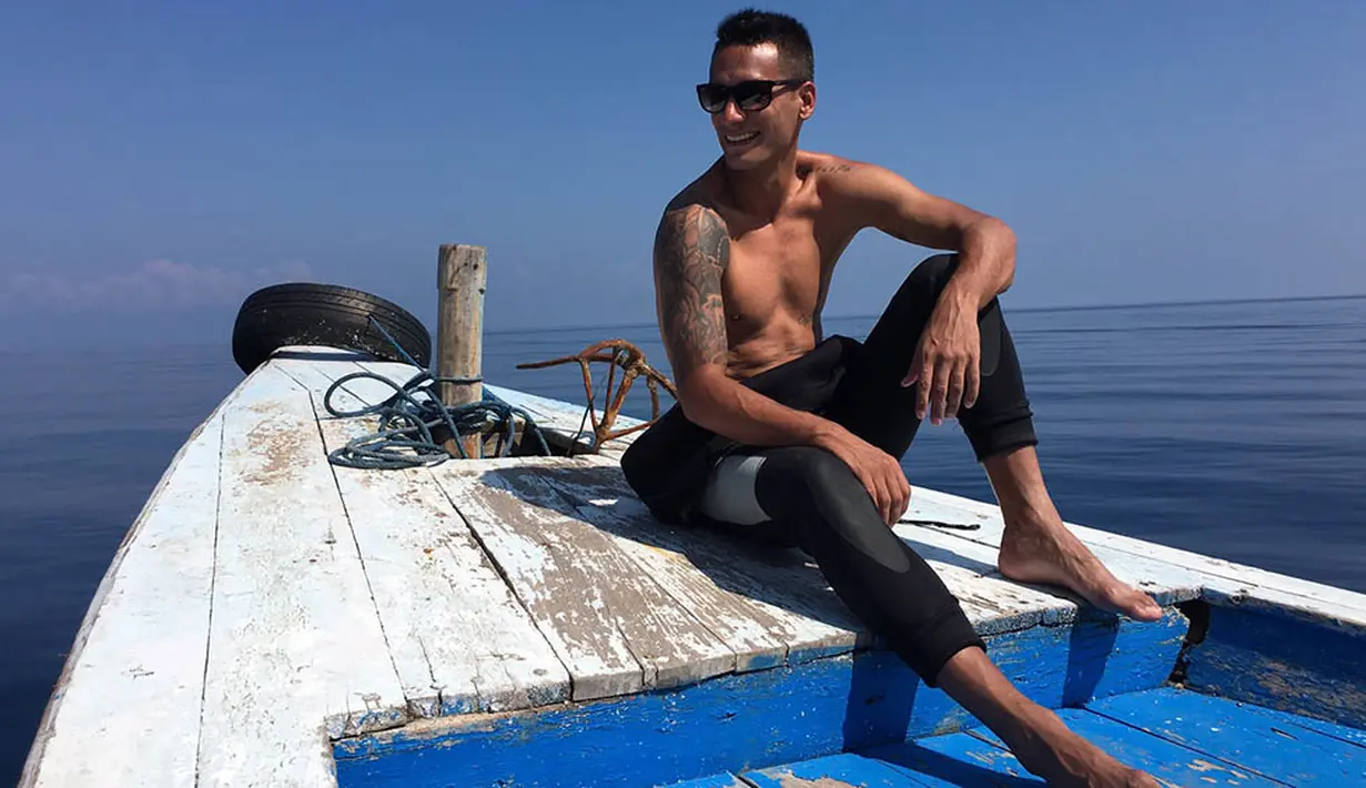 Pesepak bola naturalisasi dari Belanda itu berpose di atas perahu saat berada di Laut Bali. (Dok Pribadi)