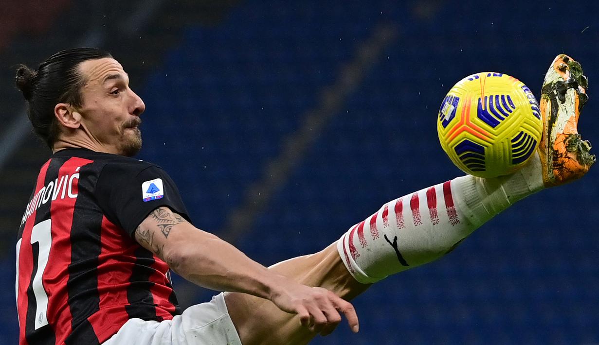 Striker AC Milan, Zlatan Ibrahimovic mengontrol bola saat menghadapi Crotone dalam laga lanjutan Liga Italia 2020/21 pekan ke-21 di San Siro Stadium, Milan, Minggu (7/2/2021). AC Milan menang 4-0 atas Crotone. (AFP/Miguel Medina)
