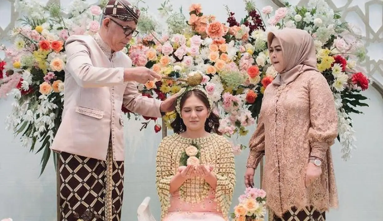 Saat siraman, kebaya yang dikenakan Clara diganti dengan baju dari roncean melati. (Instagram/malinoweddingplanner).