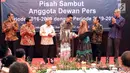 Ketua Dewan Pers periode 2016-2019, Yosep Stanley Adi Prasetyo (tengah) menyalami anggotanya saat acara Pisah Sambut Anggota Dewan Pers di Jakarta, Rabu (12/6/2019). Mantan Mendikbud, Mohammad Nuh resmi menjadi Ketua Dewan Pers periode 2019-2022. (Liputan6.com/Helmi Fithriansyah)