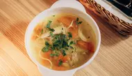 Resep sup mie ayam ala rumahan hanya membutuhkan waktu 40 menit untuk disajikan sebagai santapan bersama keluarga. (Foto/dok: Pexels/Anhelina Vasylyk)