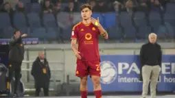 Pemain AS Roma, Paulo Dybala, terkena sinar laser saat melawan Lazio pada laga perempat final Coppa Italia 2023/2024 di Stadio Olimpico, Kamis (11/1/2024). Pertandingan rival ibu kota itu berlangsung panas dan sengit. (AP Photo/Gregorio Borgia)