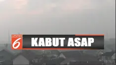 Di jalanan, warga harus menyalakan lampu kendaraan mereka untuk menghindari kecelakaan, sebab jarak pandang terbatas.
