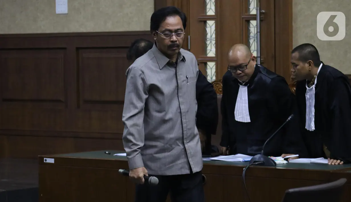 Mantan Gubernur Kepulauan Riau, Nurdin Basirun saat menjalani sidang pembacaan dakwaan di Pengadilan Tipikor Jakarta, Rabu (4/12/2019). Nurdin Basirun didakwa menerima gratifikasi Rp4,22 miliar dari berbagai pihak selama masa jabatannya dalam kurun waktu 2016-2019. (Liputan6.com/Helmi Fithriansyah)