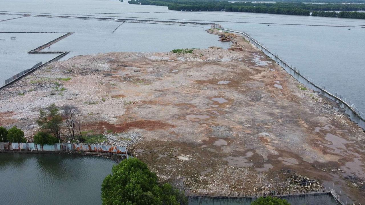 FOTO: Penampakan Pagar Bambu dan Gundukan Tanah di Laut Bekasi, Ternyata Ini Pemiliknya!