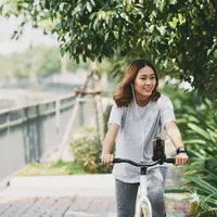 Olahraga bersepeda dapat membuat wajah tampak awet muda. (foto: pressfoto/freepik)