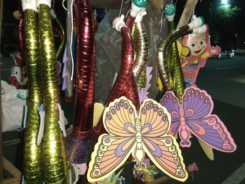 Terompet bentuk kupu-kupu buatan tangan harus bersaing dengan terompet pabrikan yang lebih sederhana. (foto: Liputan6.com/ibra/edhie prayitno ige)