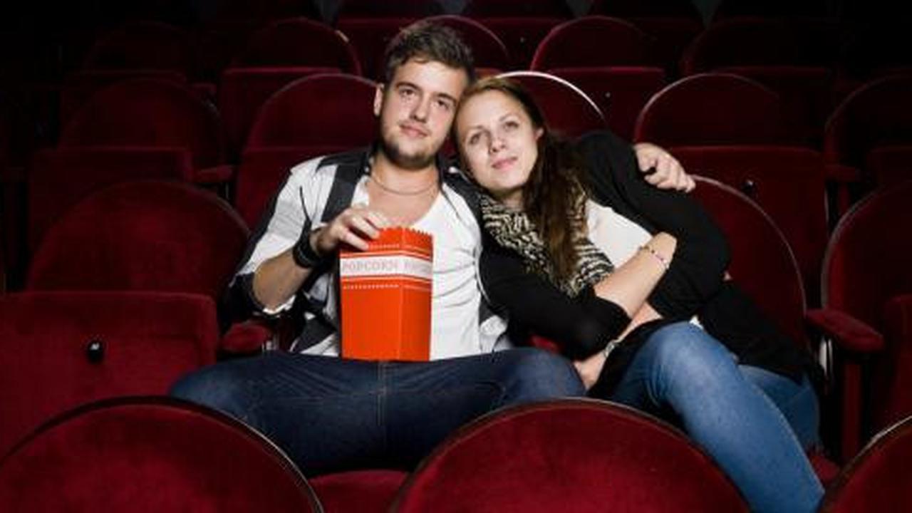Nonton film saat kencan pertama? Ikuti tipsnya!