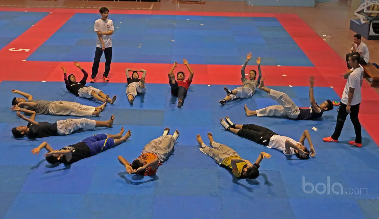 Atlet Taekwondo Indonesia melakukan pendinginan usai berlatih di GOR Popki, Cibubur (13/7/2017). (Bola.com/Nicklas Hanoatubun)
