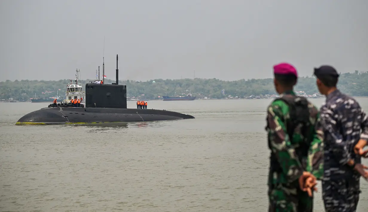 Para awak kapal selam UFA milik Angkatan Laut Rusia bersiap merapat di Dermaga Jamrud Utara, Pelabuhan Tanjung Perak, Surabaya, Jawa Timur, Kamis 7 November 2024. (JUNI KRISWANTO/AFP)