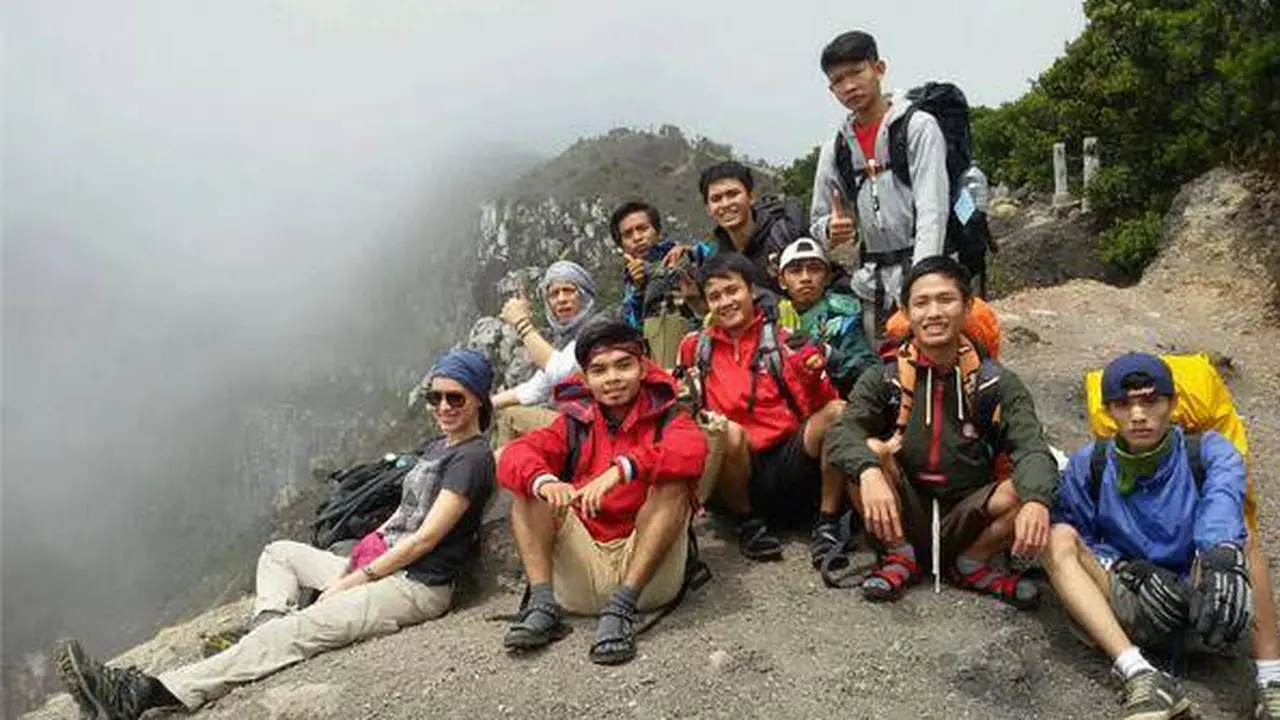 Kala Sophia Mueller dan Ariel NOAH Naik Gunung Bareng