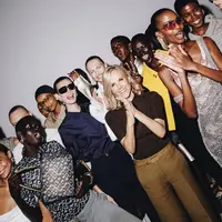 Tory Burch luncurkan koleksi pakaian yang memberi ruang pada pikiran untuk Musim Semi/Musim Panas 2024. [Foto: Instagram/ Tory Burch SS 2024].