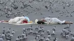 Burung merpati mengelilingi jemaah haji di luar Masjidil Haram, Kota Suci Mekkah, Arab Saudi, 5 Juli 2022. Arab Saudi diperkirakan akan menerima satu juta umat muslim untuk melaksanakan ibadah haji yang akan dimulai pada 7 Juli setelah dua tahun dibatasi karena pandemi virus corona COVID-19. (AP Photo/Amr Nabil)