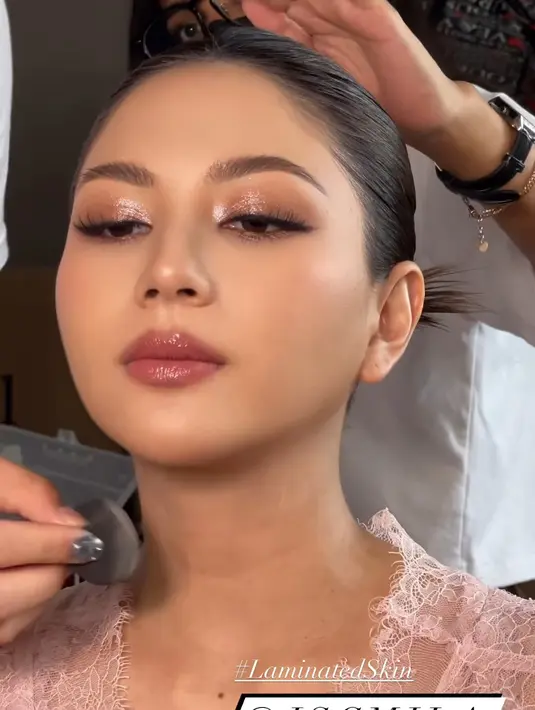 Ditutup dengan liner tipis dan maskara yang bikin bulu mata Jessica Mila terlihat lentik. Alis matanya dibuat sedikit lebih panjang dengan warna kecokelatan [@itsfrankywu]
