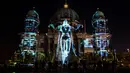 Seni tata cahaya ditampilkan di Fasad Katedral Berlin (Berliner Dom) saat Festival Cahaya di Berlin, Jerman (15/10). Festival ini merupakan event tahunan yang diadakan setiap bulan Oktober selama dua belas hari. (AFP Photo/John Macdougall)