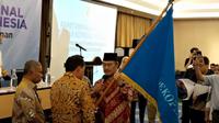 Mantan Ketua MK Jimly Asshiddiqie menerima penyerahan bendera Dekopin dari Nurdin Halid yang akan menjabat Ketua Umum Dekopin periode 2024-2029 yang diputuskan dalam Rapimnas Dekopin di Hotel Artotel GBK, Senayan, Jakarta Pusat, Rabu (5/2/2025).