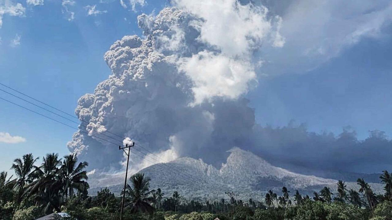 FOTO: Erupsi Dahsyat Gunung  Lewotobi Laki-Laki, Kolom Abu Capai 18 Kilometer