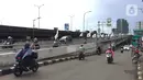 Pengendara sepeda motor melawan arus lalu lintas di sekitar flyover Tanjung Barat, Jakarta, Senin (17/2/2020). Pengendara sepeda motor nekat melawan arus lalu lintas meski perilaku buruk tersebut membahayakan keselamatan. (Liputan6.com/Immanuel Antonius)