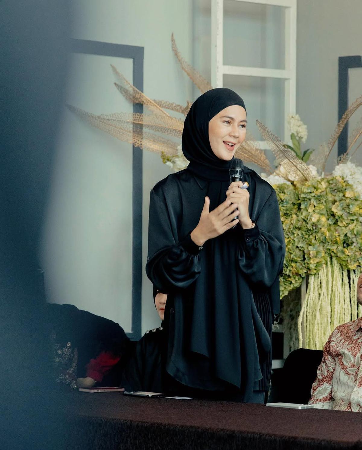 5 Potret Cantik Paula Verhoeven dengan Nuansa Hitam, Outfitnya Berkelas dan Tak Pernah Gagal