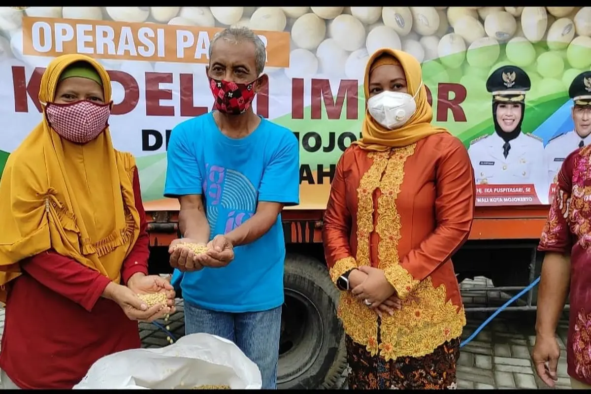 Operasi pasar tekan harga mahal kedelai di Mojokerto. (Istimewa)