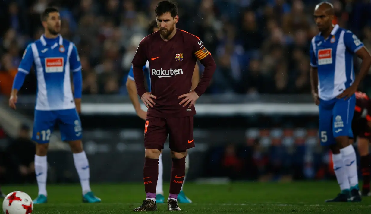 Pemain Barcelona, Lionel Messi mengamati ke bawah pada laga leg pertama perempatfinal Copa del Rey saat melawat ke markas Espanyol di Stadion RCDE, Kamis (18/1). Barcelona menelan kekalahan pertama pada musim 2017-2018 dengan skor 0-1. (AP/Manu Fernandez)