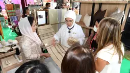 Ibu Iriana Joko Widodo (kiri) saat mengajak pendamping Presiden Turki Emine Erdogan melihat pameran produk anyaman dan sejumlah produk UMKM dari berbagai daerah di Indonesia sebagai bagian dari rangkaian kegiatan Konferensi Tingkat Tinggi (KTT) G20 di Sofitel Bali Nusa Dua Beach Resort, pada Selasa, 15 November 2022. (Foto: Lukas - Biro Pers Sekretariat Presiden)