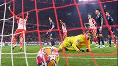 Penyerang Bayern Munchen, Thomas Mueller (kiri) merayakan gol yang dicetaknya saat pertandingan sepak bola leg kedua babak 16 besar Liga Champions melawan Lazio di Allianz Arena, Munich, Jerman pada 5 Maret 2024. (Kirill KUDRYAVTSEV/AFP)