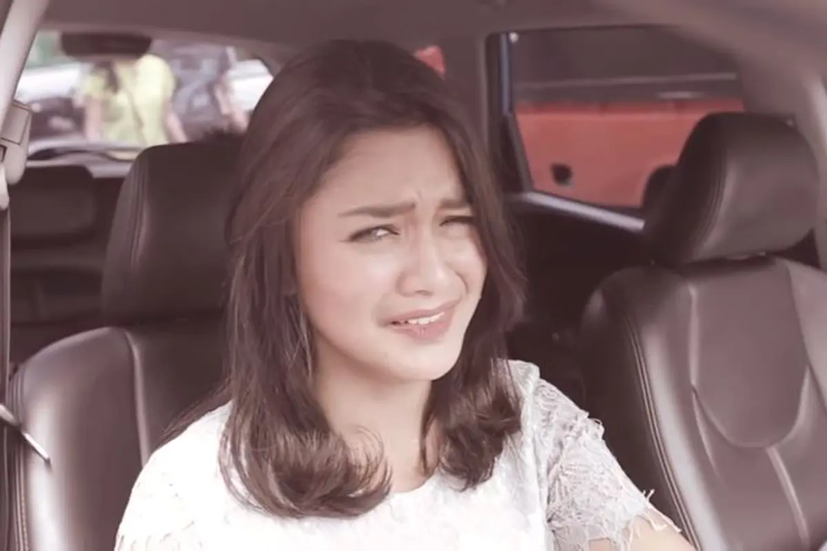 Biar Lolos, Ini 5 Hal yang Dilakukan Cewek Cantik Saat Ditilang