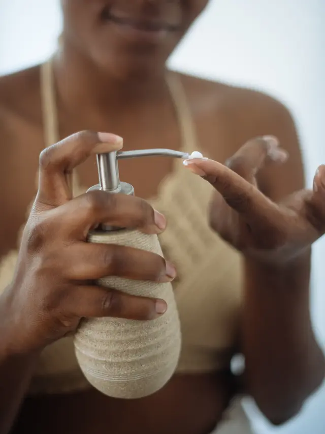 ilustrasi menggunakan pelembap untuk kulit cerah/pexels