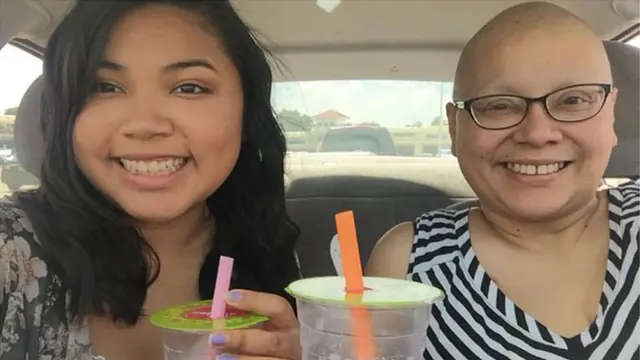 [Bintang] Selama 4 Tahun Gadis Ini Foto Bareng Ibunya, Foto Terakhir Bikin Banyak Orang Sedih