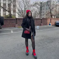 Saat berpose di depan gerai Gentle Monster, penyanyi muda ini tampil modis dengan padu padan outfit serba hitam yang diberi sentuhan merah mencolok sebagai statement look. [@tiaraandini].